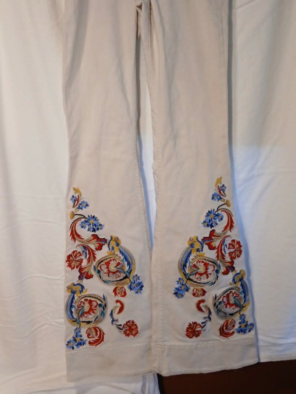 Alice + Olivia White Flare Jeans with Graphics on the leg Size 25